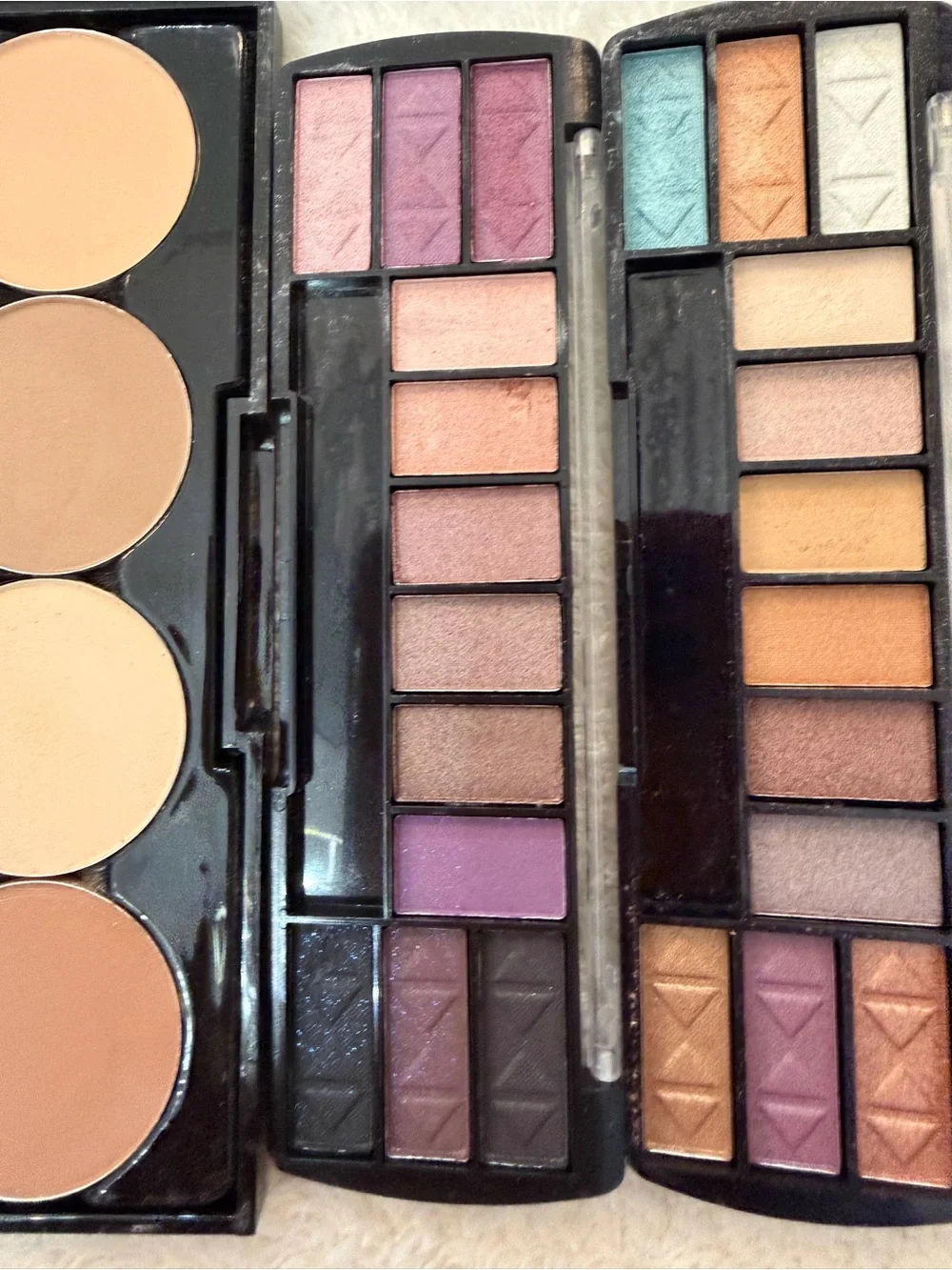 L.A. colors makeup and eyeshadow bundle 5 compacts/pallets EUC.  tB - Picture 3 of 7